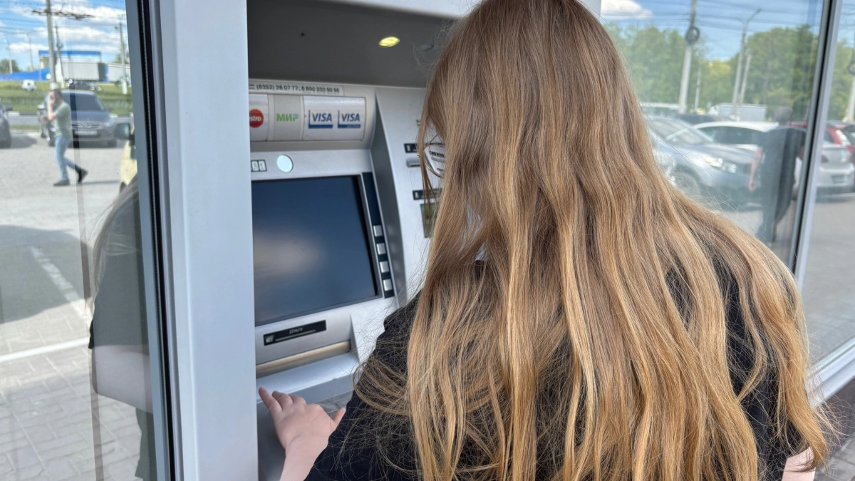 Прикладывать карту или вставлять: эксперты назвали самый безопасный способ действий с банкоматом - запомните раз и навсегда