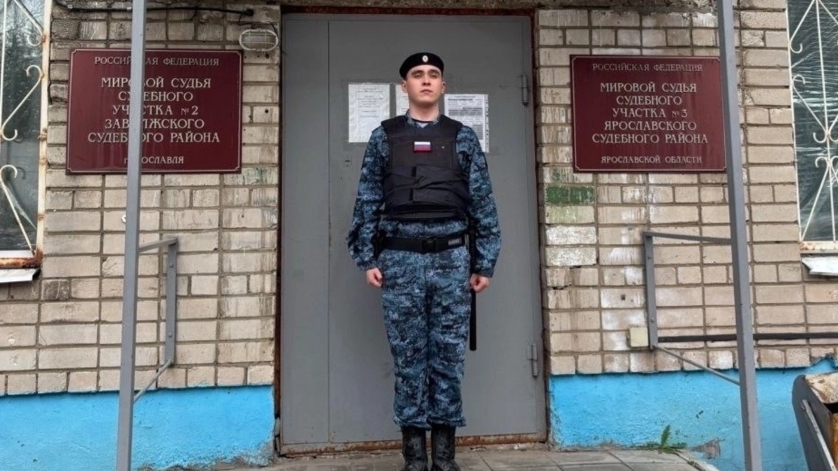 Он заметил, как заморгала лампа — ярославский судебный пристав спас десятки людей от огня