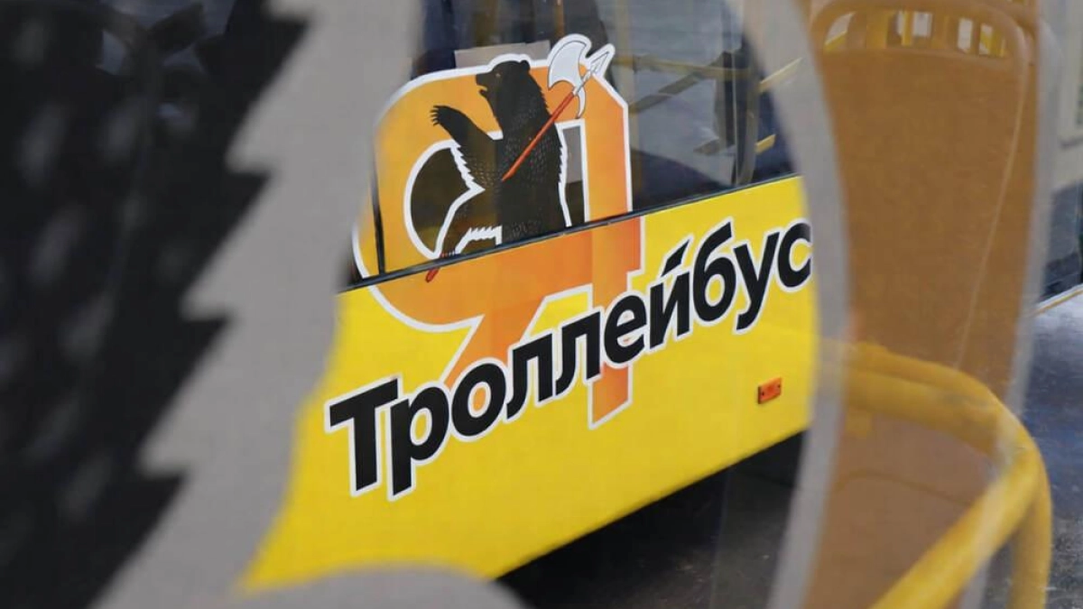 ФАС возбудила дело: реклама на троллейбусах Ярославля закрыла аварийные выходы
