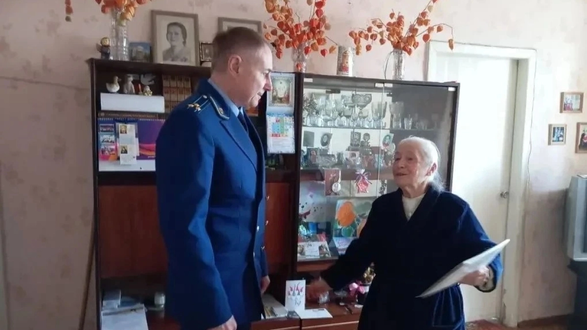 Ярославский прокурор устранил протечки и оставил телефон: блокадница больше не боится дождя в квартире