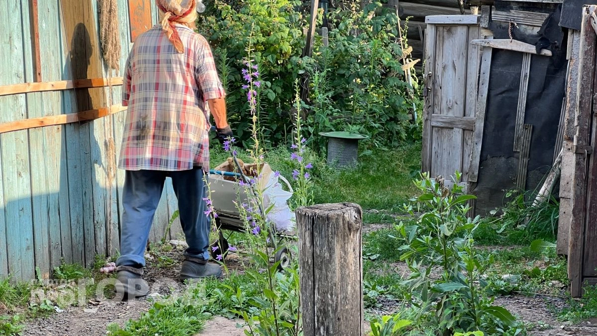 Из-за свеса крыши грозит штраф: как соседи делят сантиметры земли