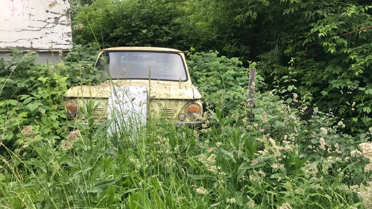 Больше тут машину не поставить: поставлена точка в спорном вопросе - какую территорию за забором можно считать своей