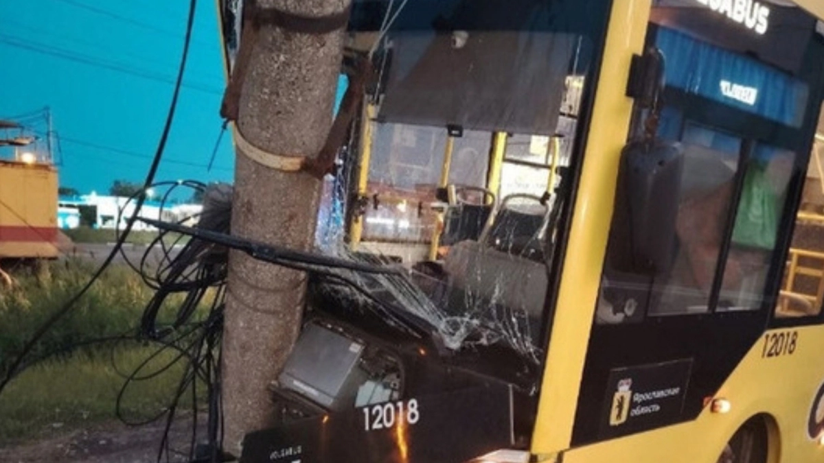 Водитель надел жилетку — люди получили травмы: вскрылись новые детали ДТП "Яавтобуса" у ТЦ "Омега"