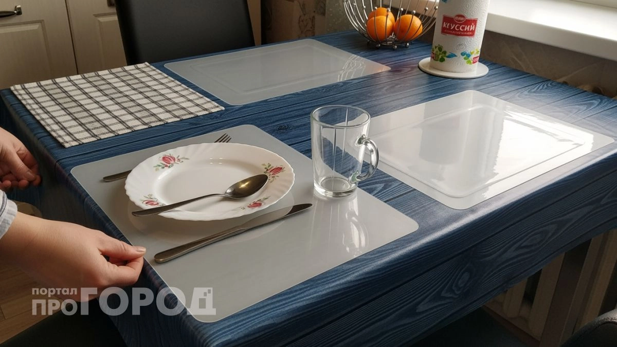 Выбросьте клеенку и мягкое стекло: стильный стол в 2026 году оформляют совершенно иначе для уюта на кухне