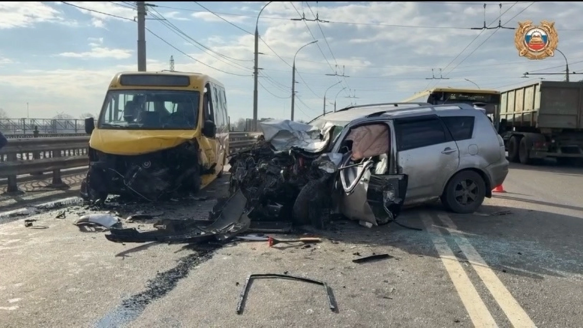 Выехал не туда: водитель "Mitsubishi" устроил лобовую встречу с автобусом на Октября