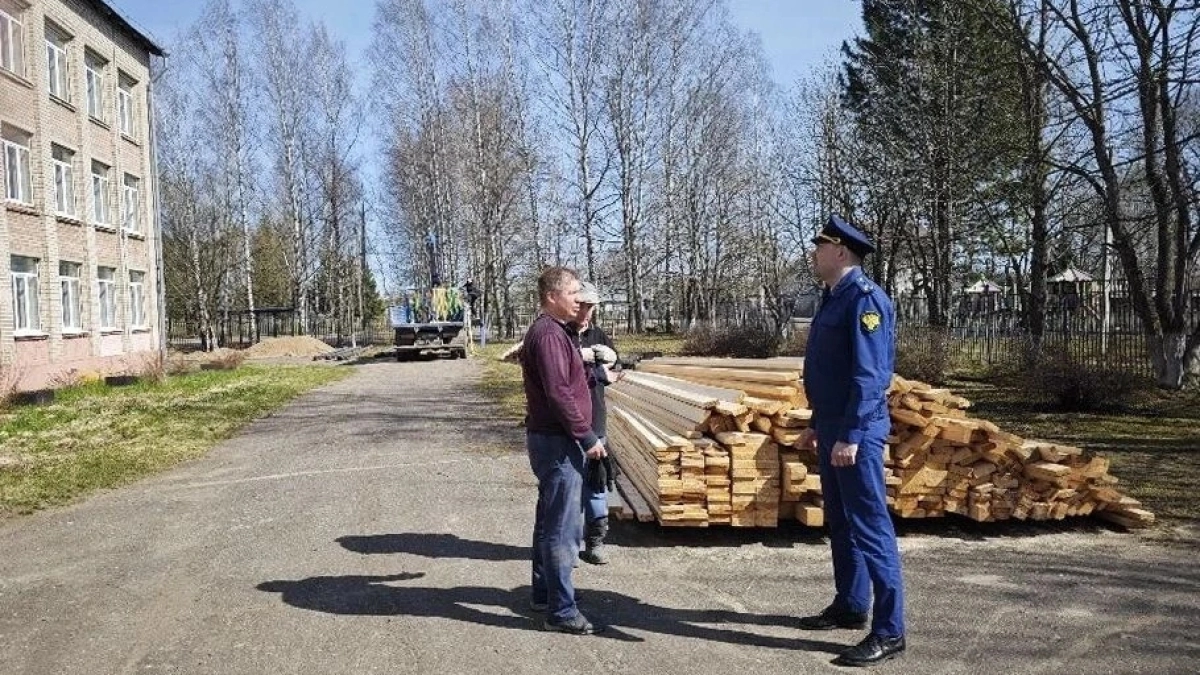 Прокурор выехал на капремонт школы в Мышкине: что удалось выяснить на месте работ