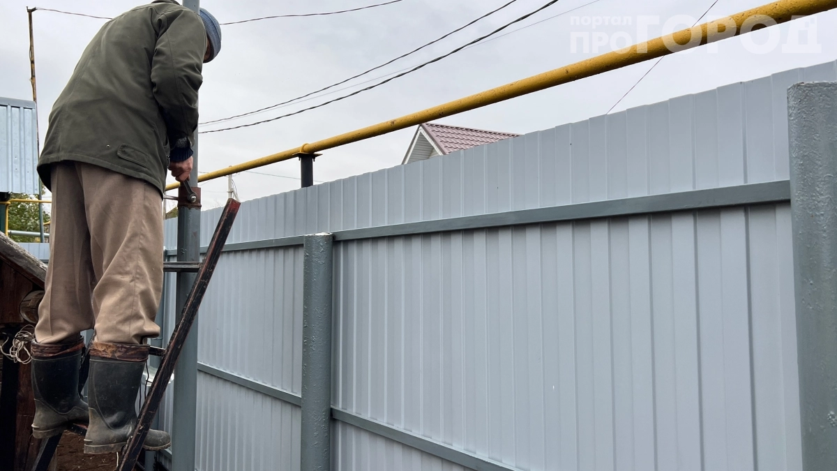 Чуть не подрался с соседом из-за забора: почему некоторые хозяева выбирают «неправильную» сторону ограждения — в этом есть смысл