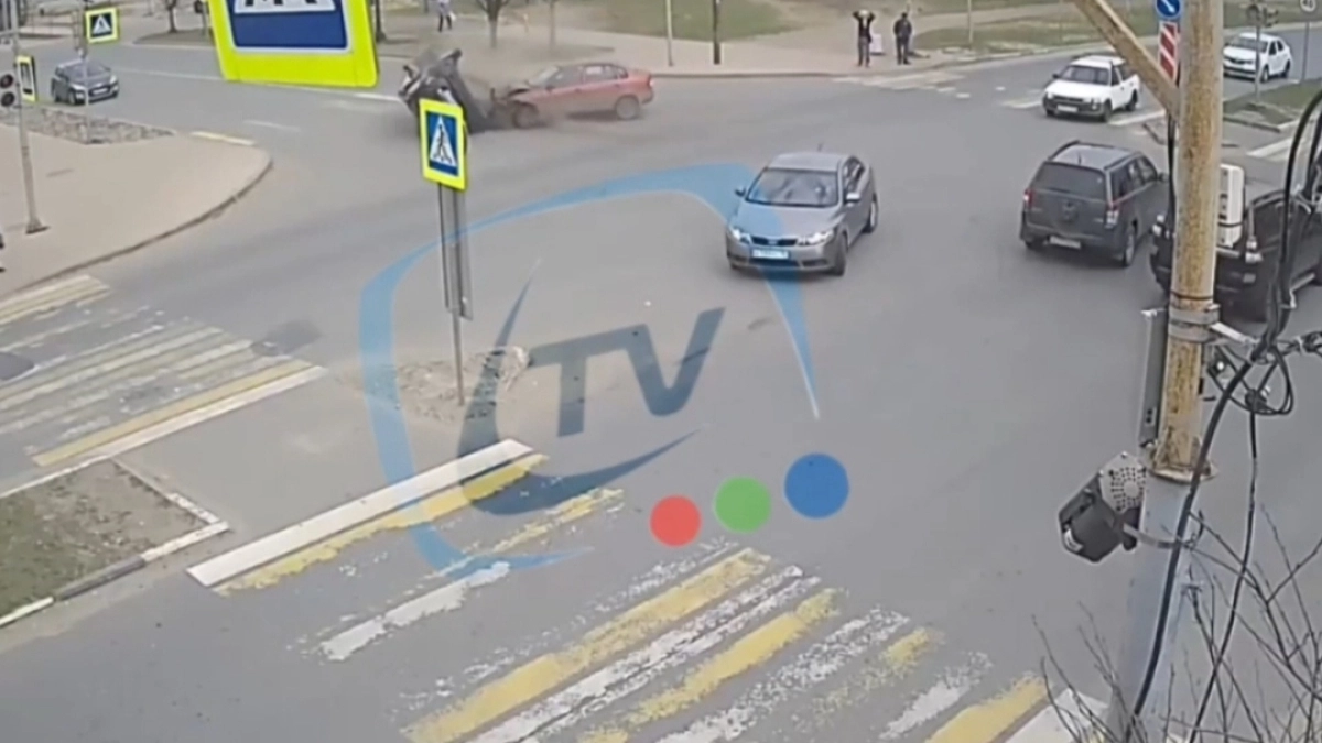 “Проклятый” перекрёсток в Тутаеве: новое жёсткое ДТП с перевёрнутой иномаркой попало на видео