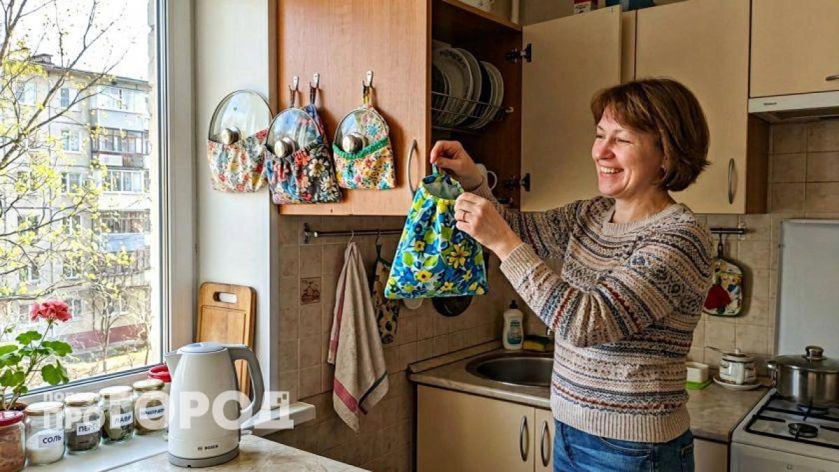 Избавилась от кучи крышек в шкафу: нашла простой способ хранения, который экономит место и время каждый день