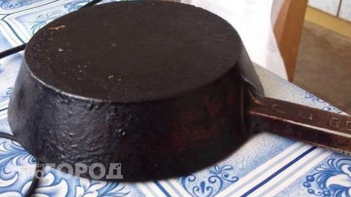 Просто положите таблетку в сковороду на ночь: утром застарелый нагар отходит сам без единого движения губкой