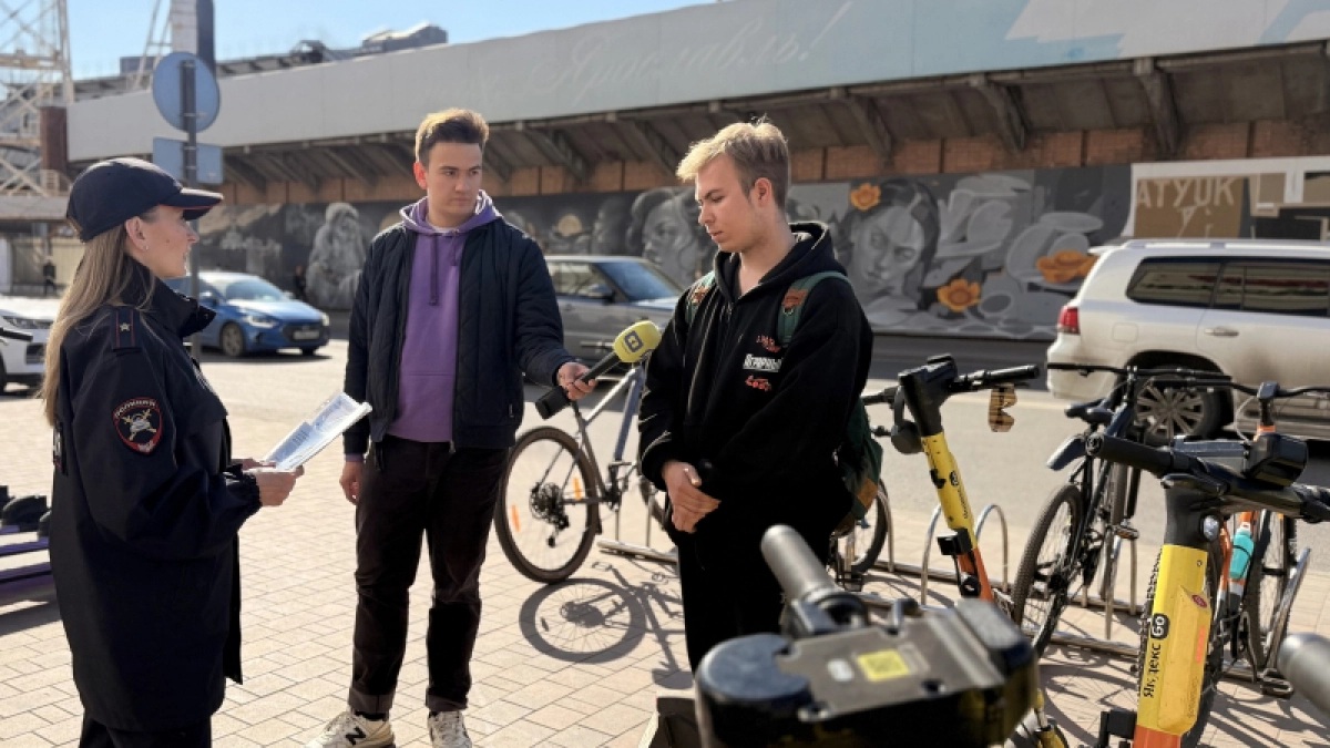 В центре Ярославля полицейские останавливали самокатчиков и напоминали о правилах