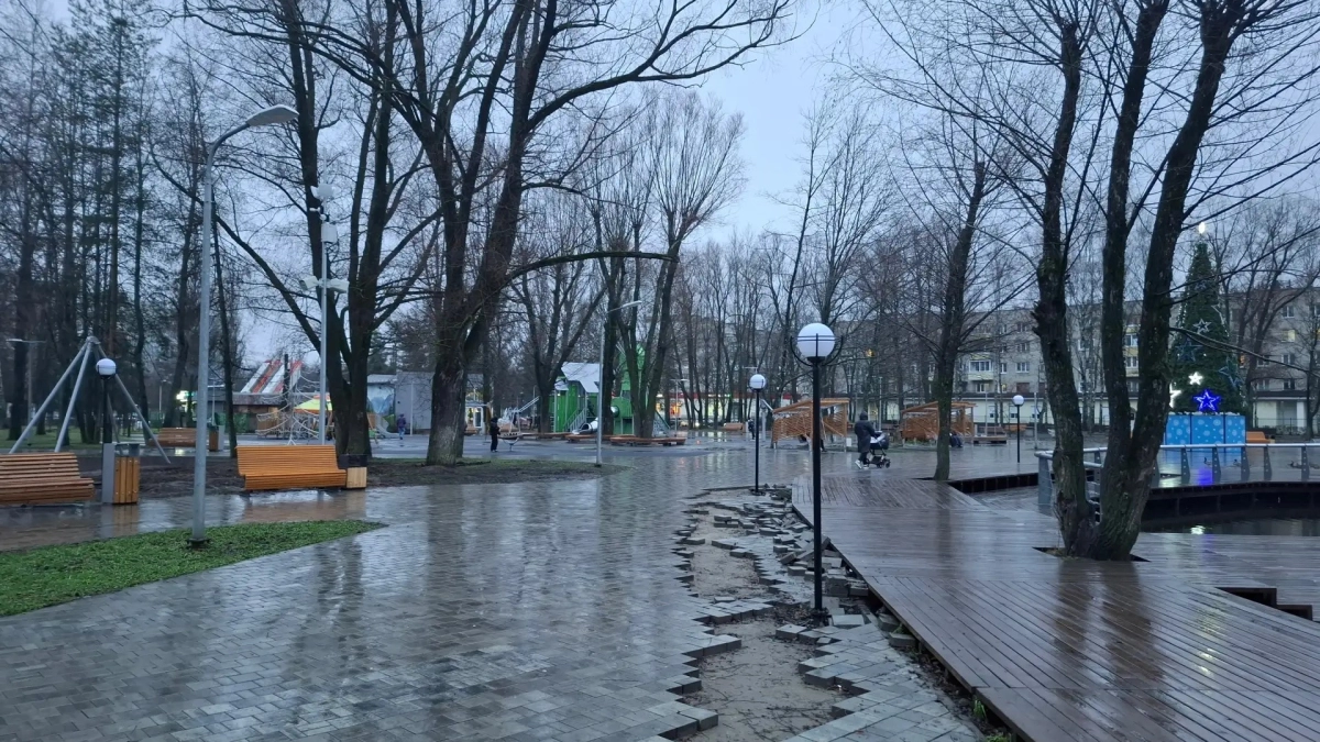 Парк 30‑летия Победы разваливается после благоустройства: провалы плитки и убитые газоны чинят в авральном режиме