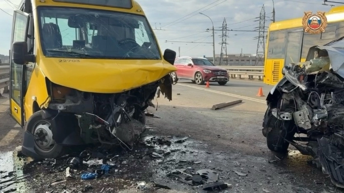 21-летний водитель Mitsubishi умер в больнице после массового ДТП с автобусом на проспекте Октября
