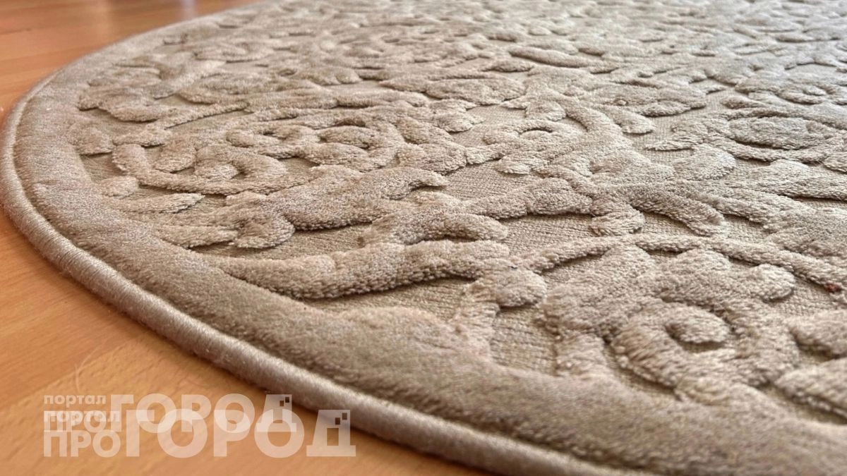 Забудьте про ковры на полу: дизайнеры объяснили, чем заменить привычное покрытие для уюта и чистоты в доме