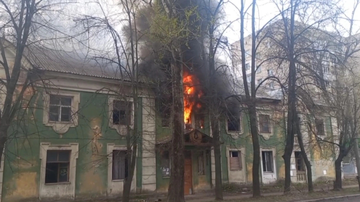 Пожарные за два с половиной часа потушили расселённый дом на Белинского в Ярославле