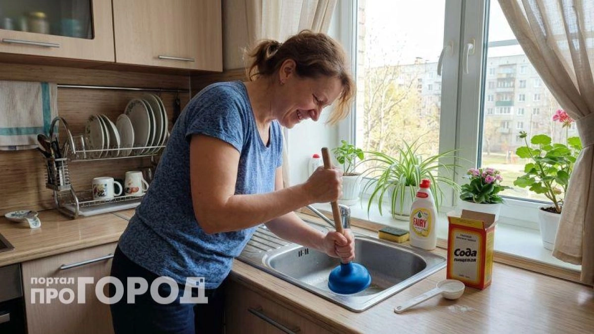 Больше не трачу деньги на сантехников: засыпаю этот доступный порошок в слив и забываю о засорах навсегда