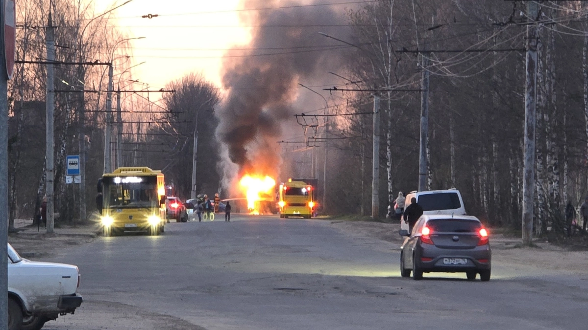 В Рыбинске во время движения загорелся троллейбус: "Пассажирам пришлось экстренно эвакуироваться"