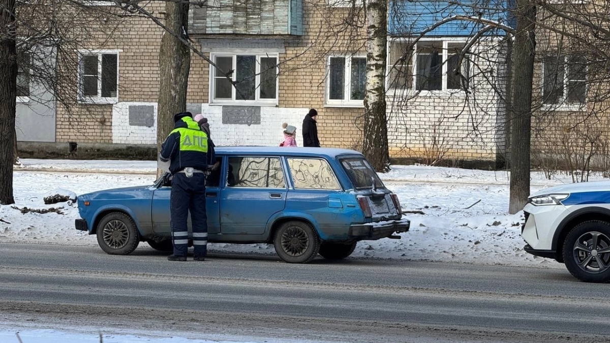 Зачем инспекторы стали требовать сотовый телефон для осмотра: запомните раз и на всегда 1 фразу - как на это отвечать водителю