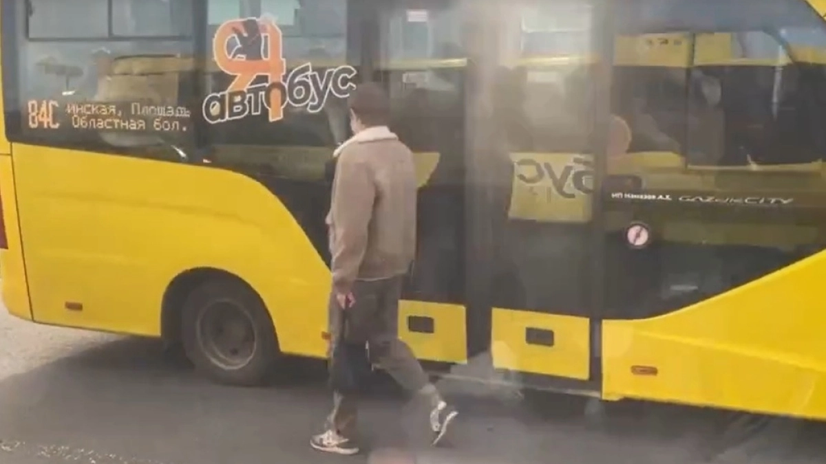 Ярославец взломал двери автобуса прямо на проспекте Авиаторов