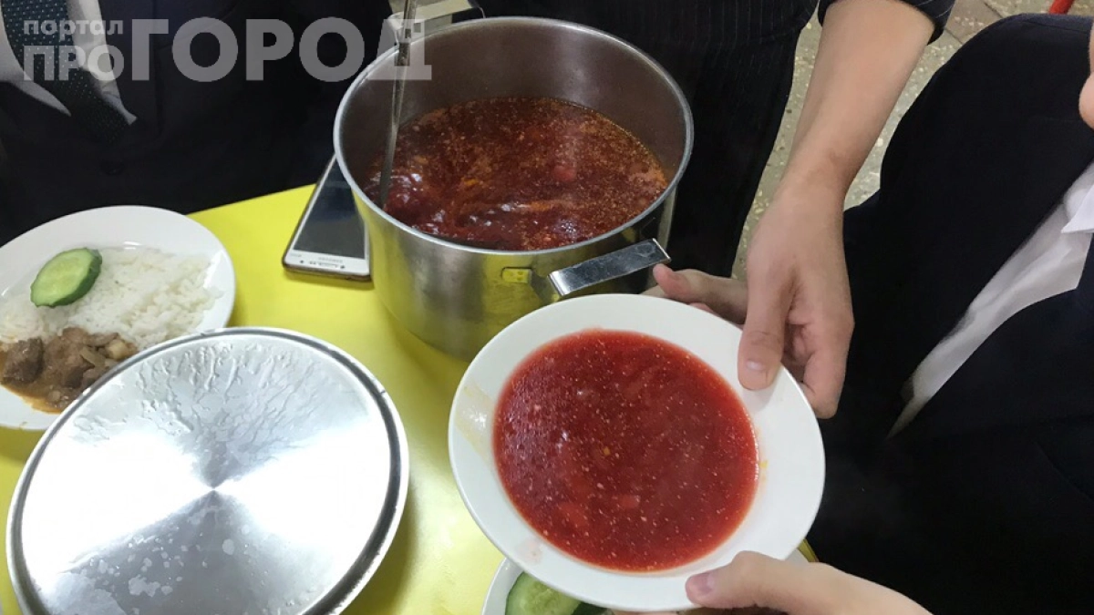 Американка плюнула в борщ — а потом съела две тарелки: как одна фраза изменила её мнение о России