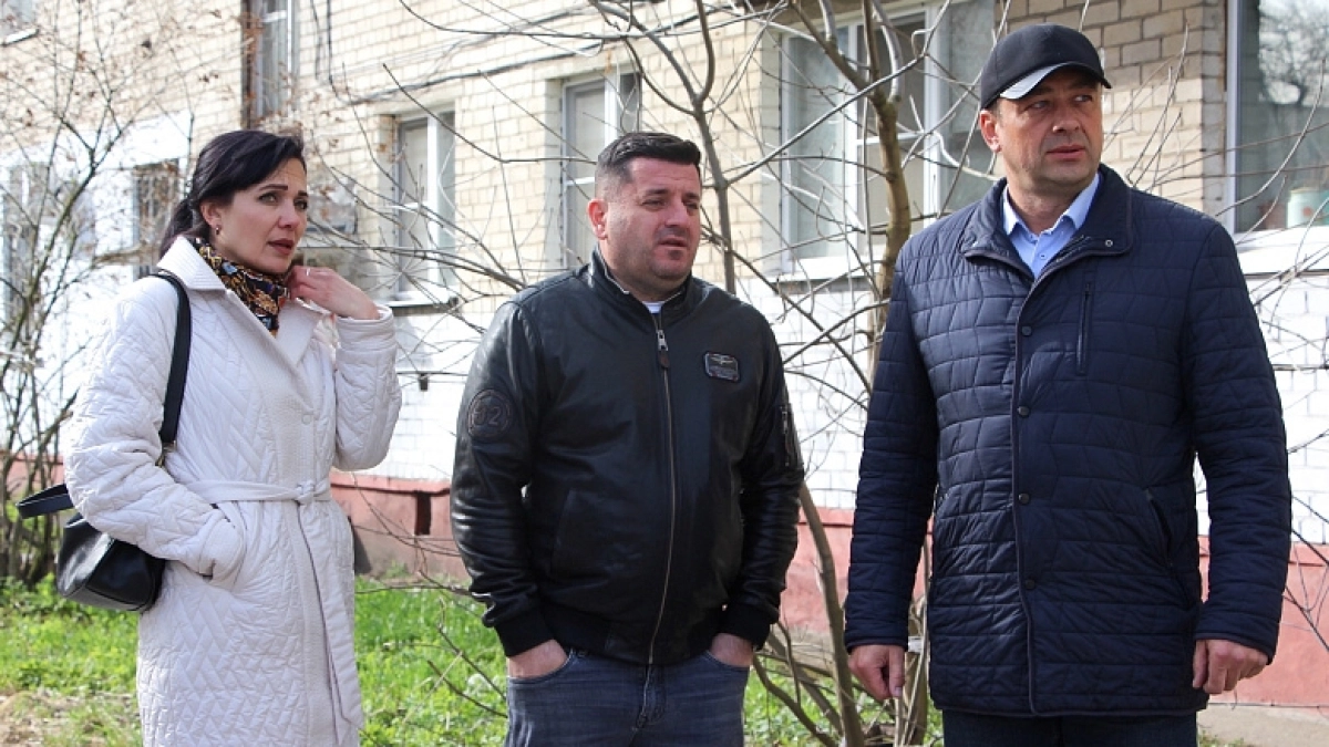 Депутаты прошлись по дворам Красноперекопского района: не вся плитка пережила зиму