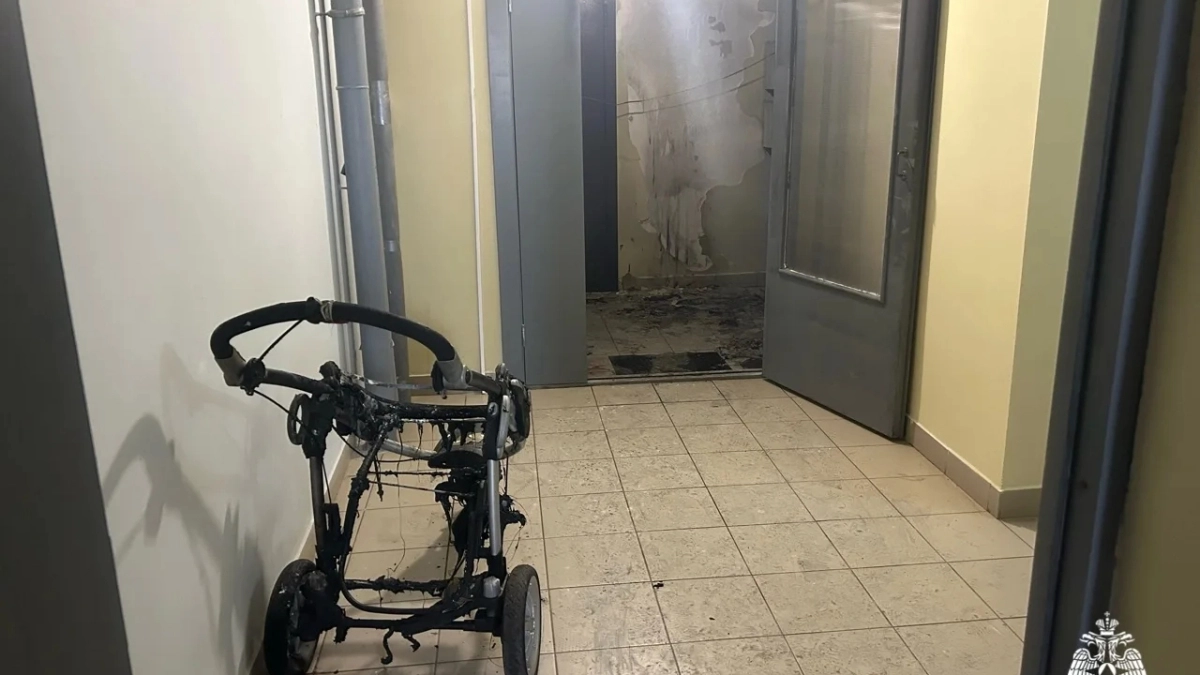 В ярославской многоэтажке подожгли детскую коляску и закоптили целый этаж