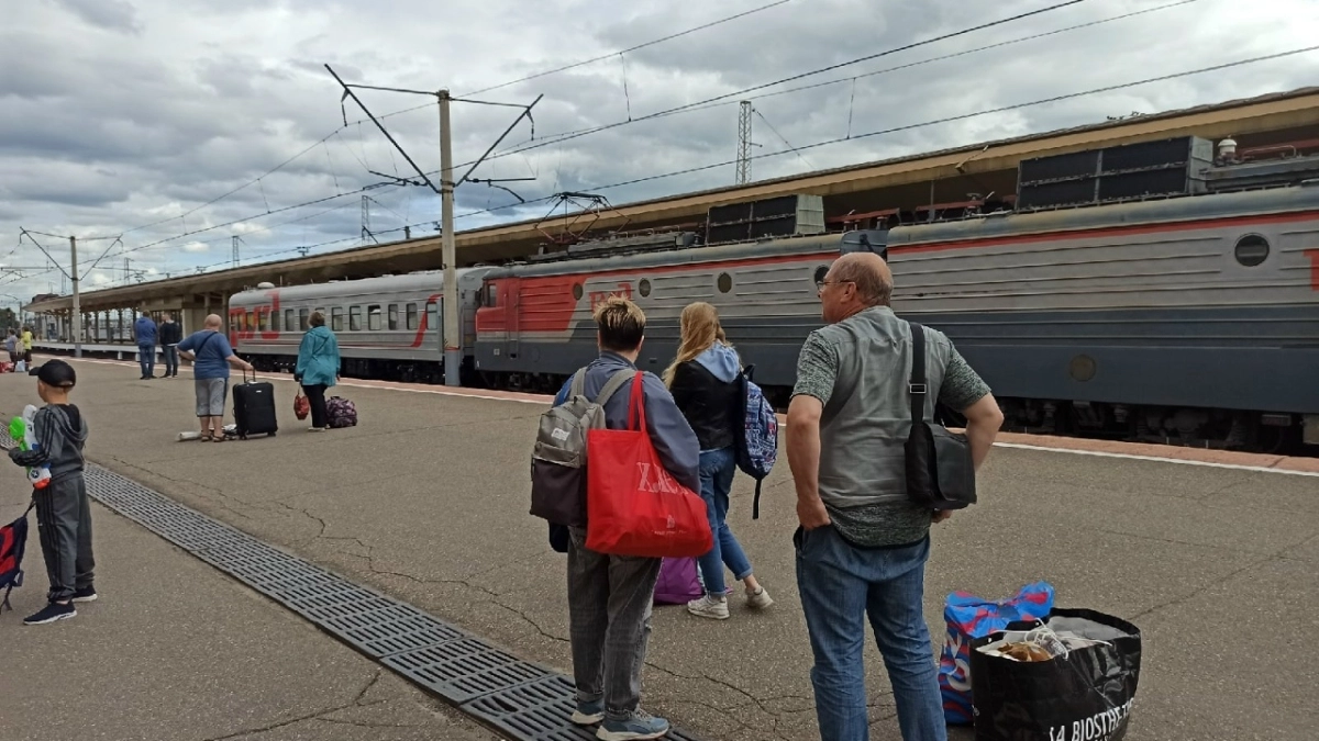 Срезала дорогу под поездом: у Ярославль‑Главного женщина пролезла под состав и попала в больницу