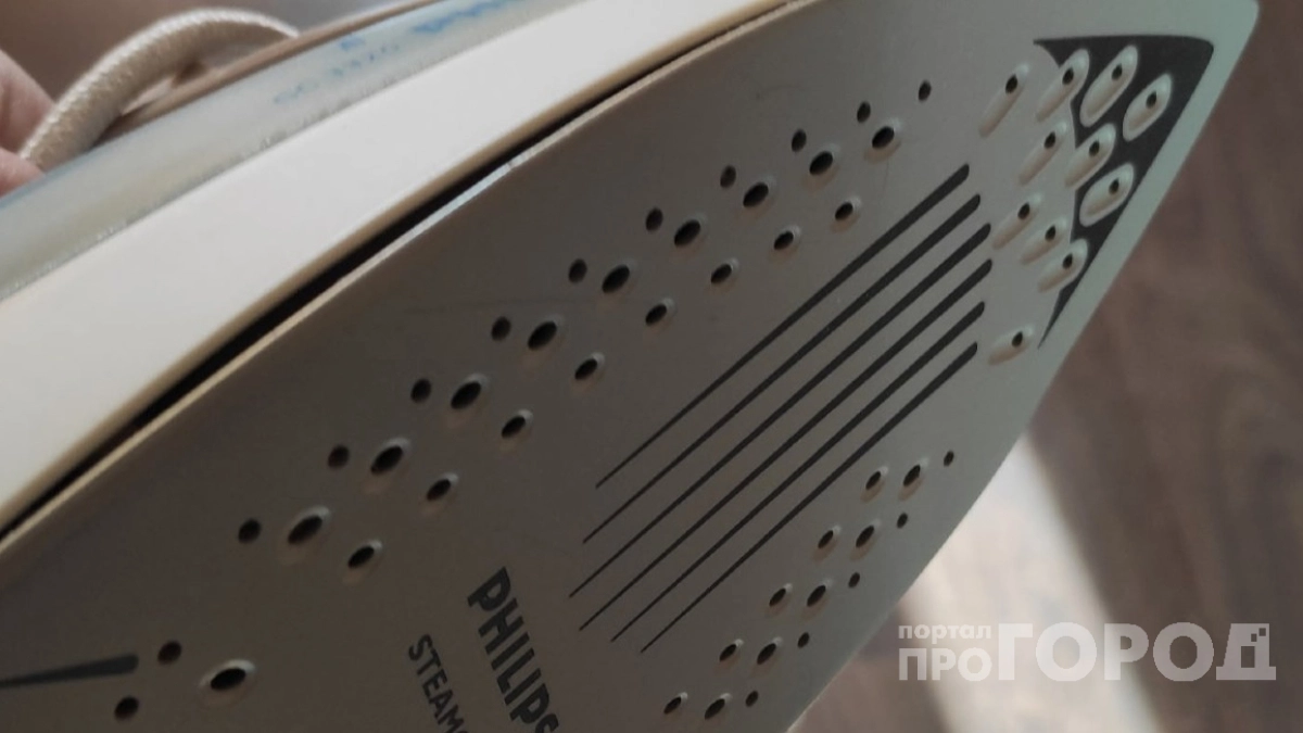 Беру скотч с щепоткой средства - и на подошву: хитрый способ чистки за 15 мин выбил всю грязь из утюга