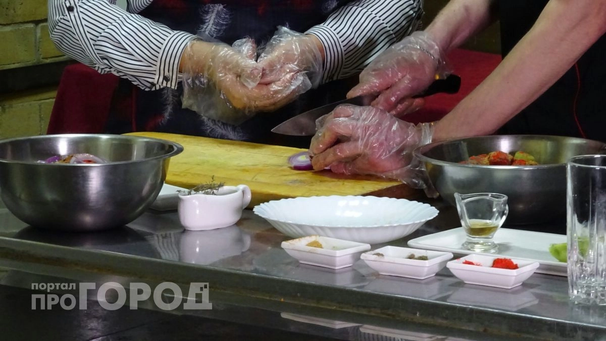 Выкиньте пластиковые контейнеры из кухни: микропластик попадает в ваш обед и убивает вас