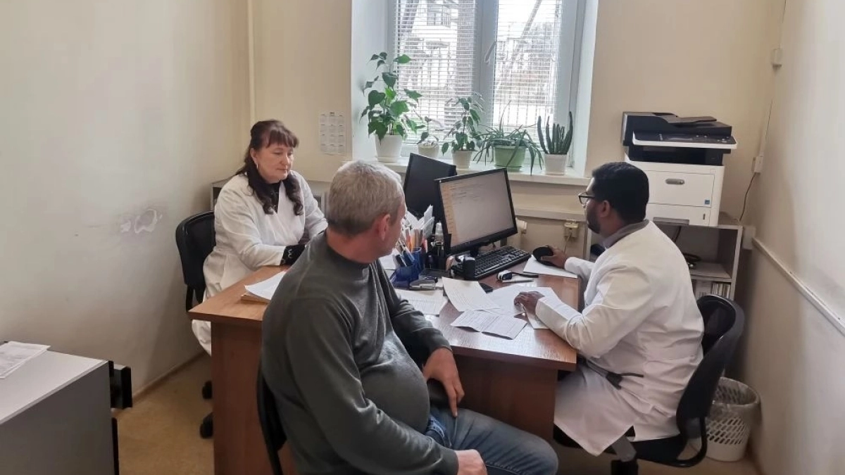 Врач из Индии окончил крымский вуз и принимает пациентов в Ярославской области