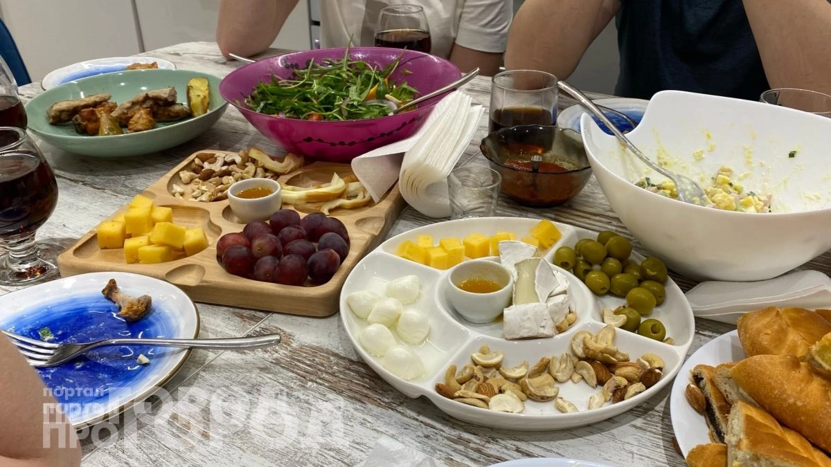 Забудьте про обеденный стол: европейский тренд, который освобождает место на кухне и меняет интерьер навсегда