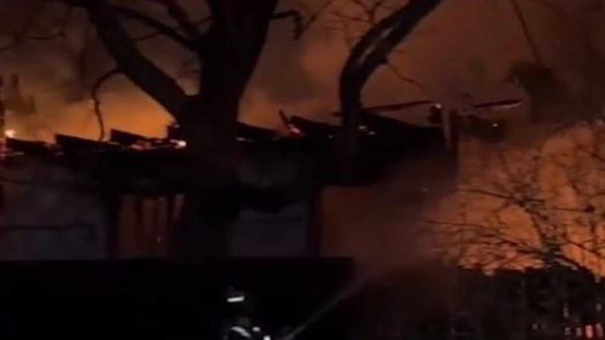 Пожар в деревне под Ярославлем уничтожил 640 квадратных метров строений