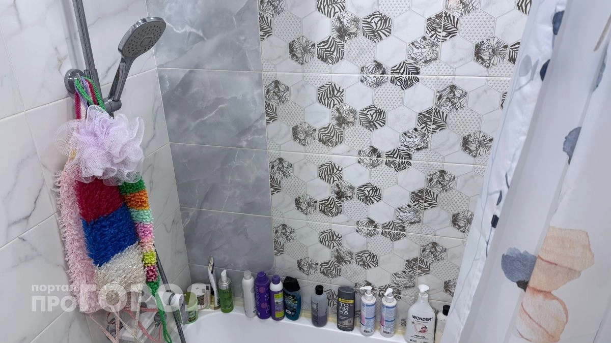 Новый тренд из Европы, где забыли про плитку: стены в ванной отделывают этим, и это не панели