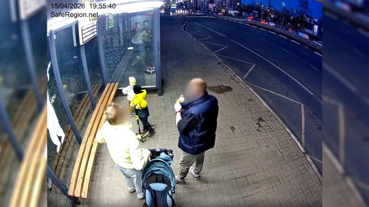 В Ярославле ребёнок разбил стекло на остановке — взрослые ушли