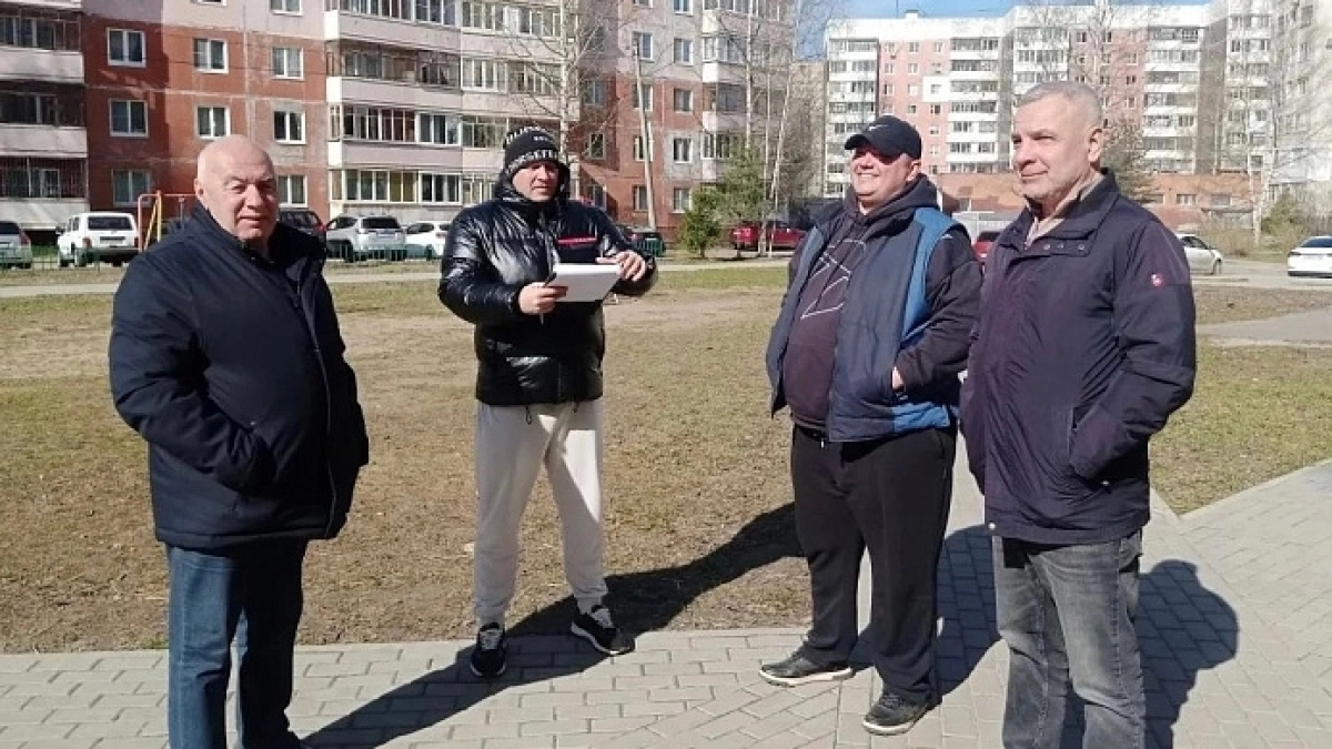 Депутаты проверяют дворы Заволжского района и находят, где "просело" благоустройство