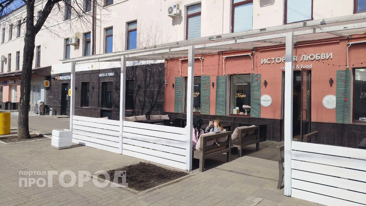 Летние веранды начали устанавливать в центре Ярославля