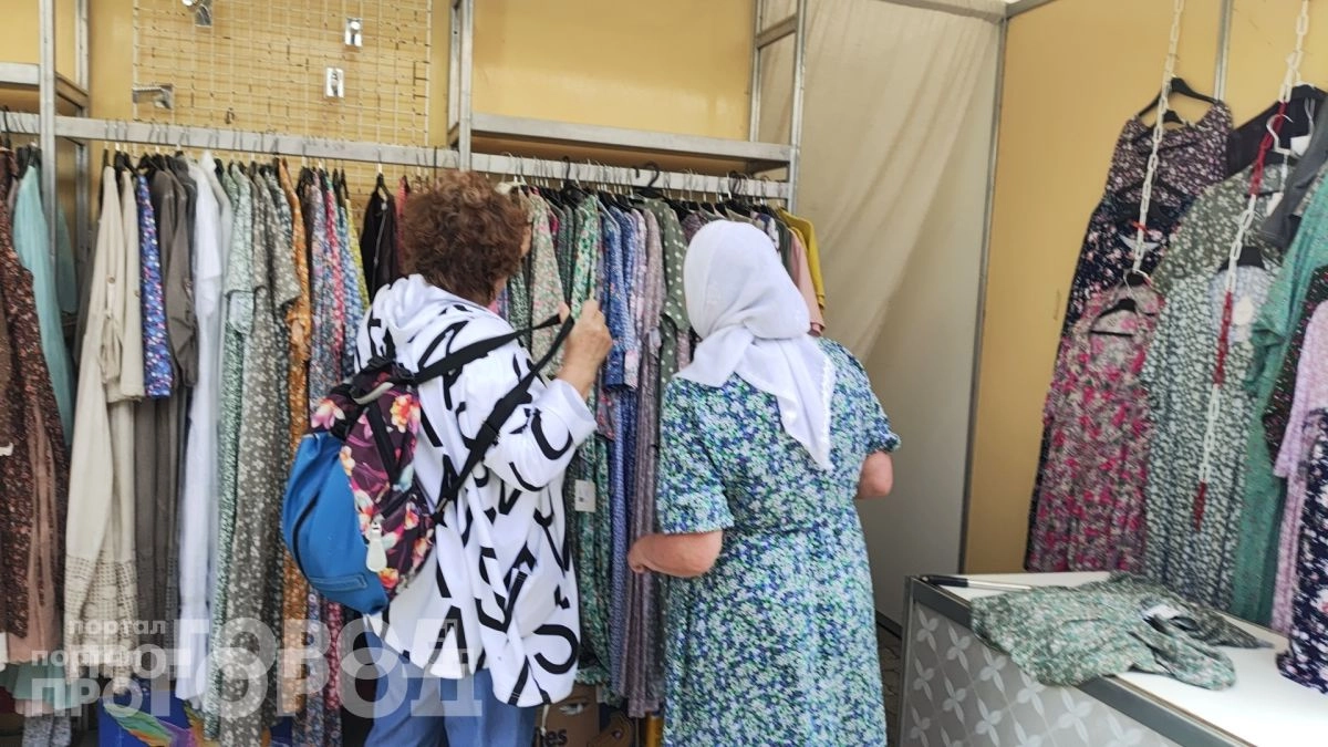 Уберите эти 8 оттенков из своего гардероба: они прибавляют вам лишние 10 лет и подчеркивают каждую морщинку