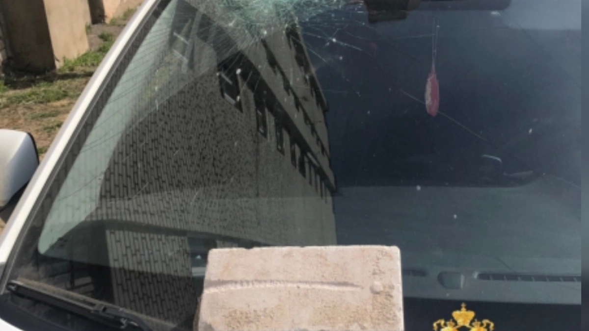 Алкоголь, обида и кирпич: рыбинец решил конфликт с соседкой через стекло её машины