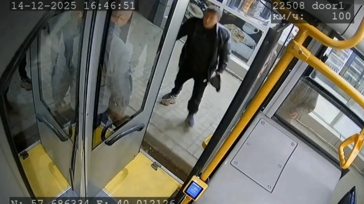 Пнул и разбил: ярославский дебошир превращает "Яавтобус" в аттракцион и едет на обследование в наркобольницу 