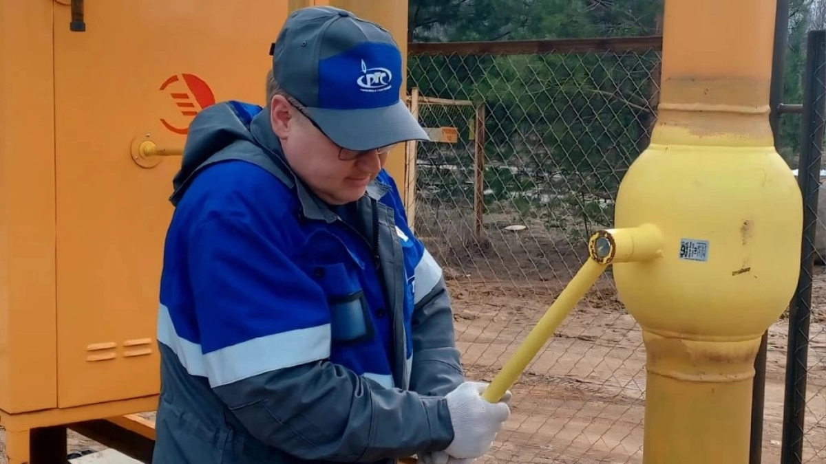 Мухино включают газ: деревня перестает "топить по-старинке"