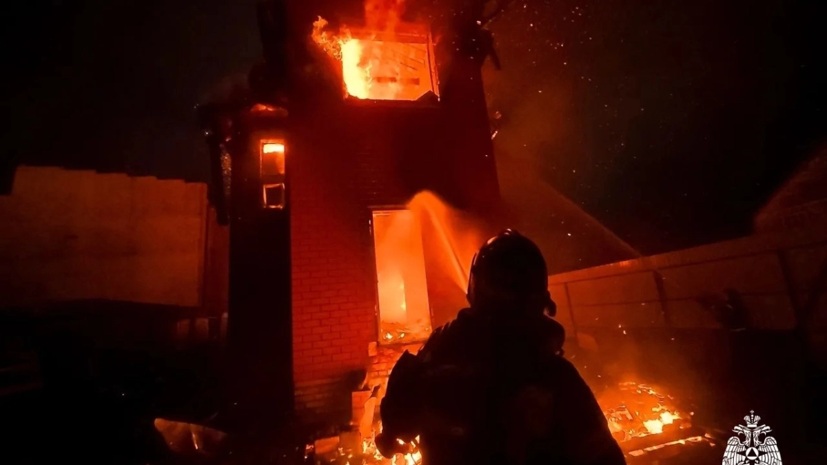   Из-за розетки на улице Лобачевского сгорел новый дом 