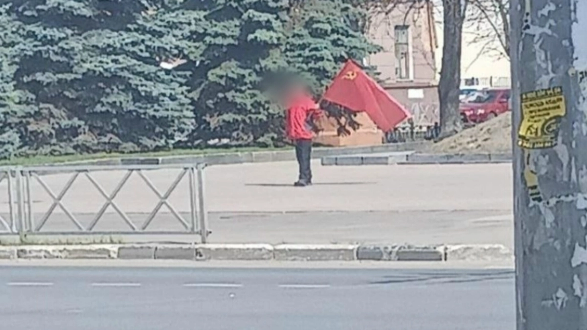 Ярославцы пожаловались на агитацию  мужчины с красным флагом на проспекте Ленина