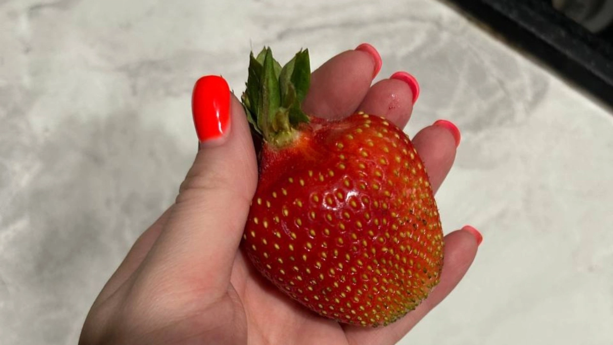Магазины завалены китайской клубникой: эксперты предупредили - вот почему она так крупна и красива