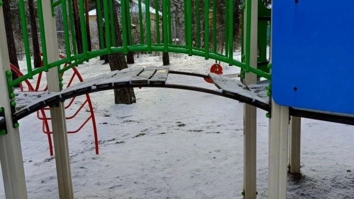 Зуб за площадку: в Ярославле коммунальщики расплачиваются рублем за сломанный мостик