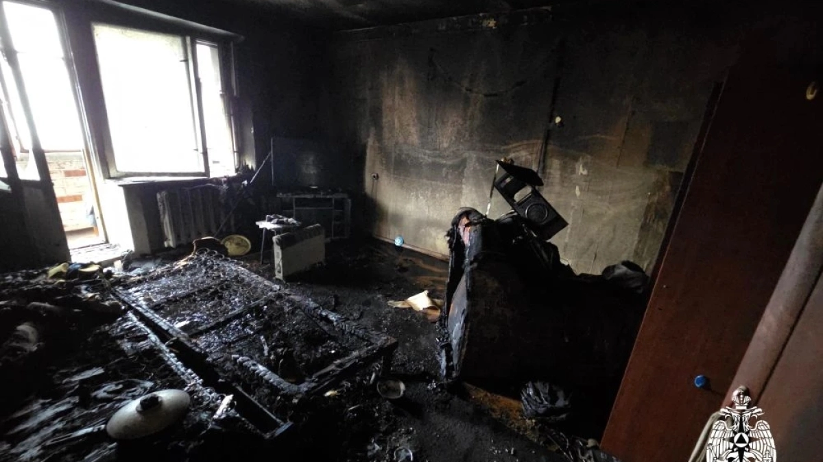 Окурок дотлел до МЧС: 16 пожарных тушили квартиру на Суздальском шоссе