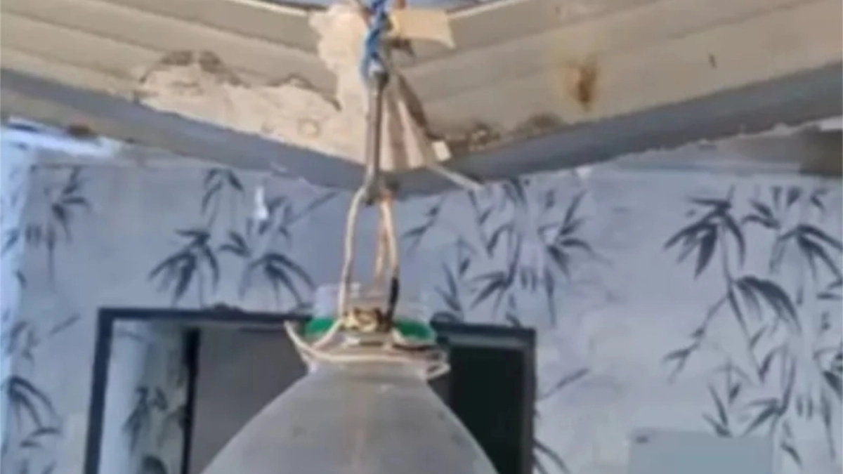 Крыша течёт, УК молчит: рыбинцы изобрели "бутылочный зонтик" прямо в квартире