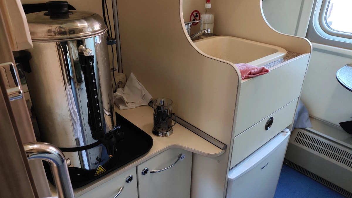 Не просите кипяток и стакан — требуйте вот это: 5 скрытых бонусов в вагоне, которые скрывают проводники