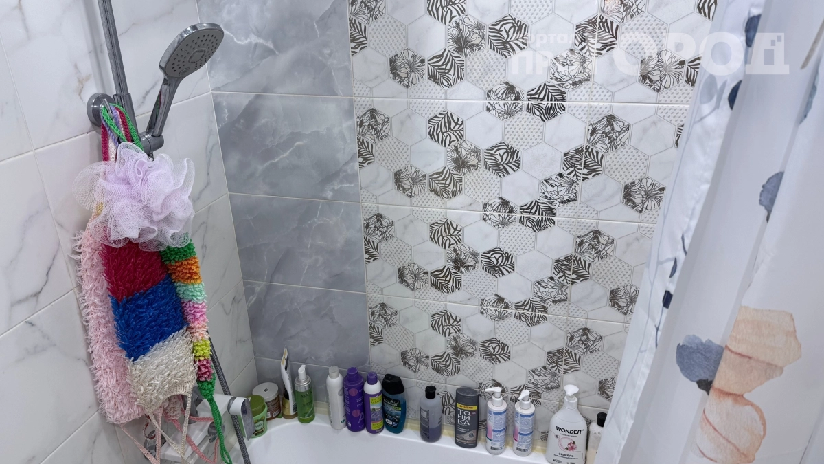 Грязь больше не прилипнет: секрет, который сохранит швы у плитки идеально чистыми на год — понадобится всего одна свеча