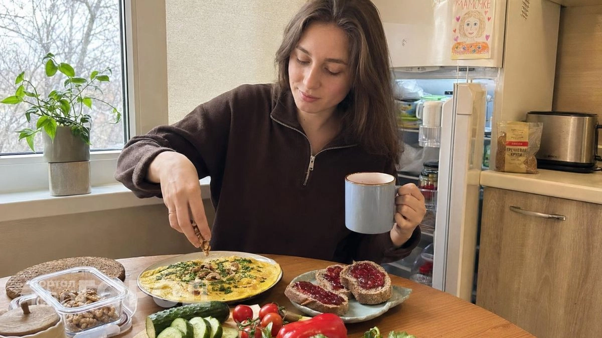 Хватит начинать день с углеводной бомбы: эндокринолог назвала сытные варианты завтрака для похудения