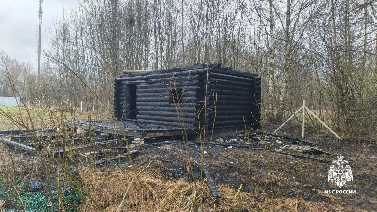 Баня вспыхнула среди ночи в деревне Шубино